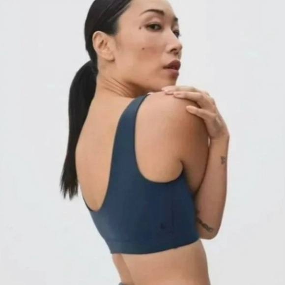 Everlane Perform Bra in Dark Blue NWT SOLD OUT Online - Picture 4 of 7